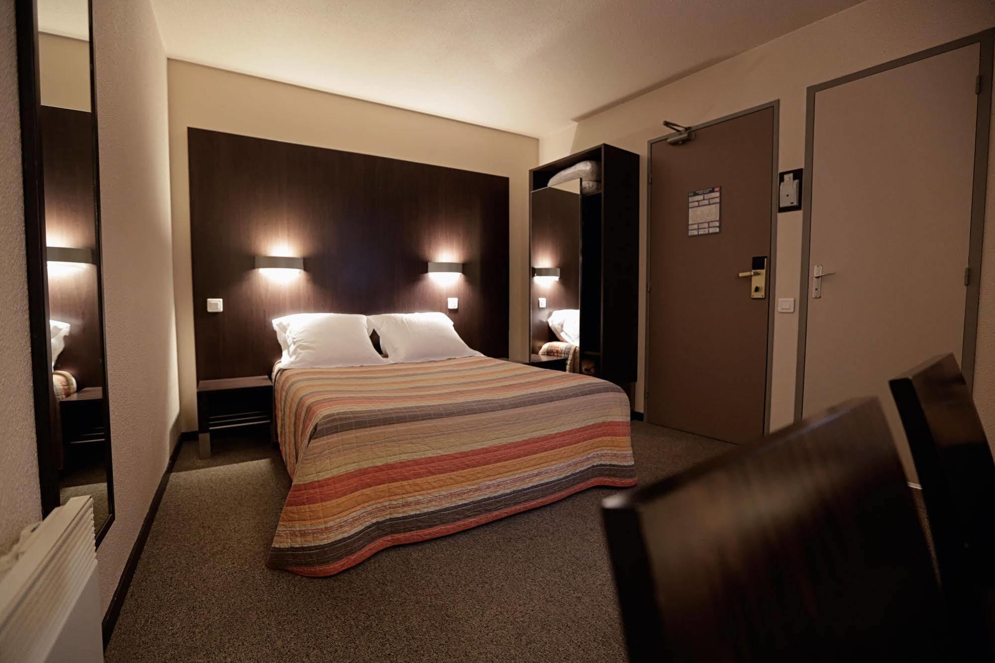 Hotel Au Petit Caporal ميزو الفورْ المظهر الخارجي الصورة